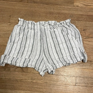 Womens cotton shorts size med 8-10‎